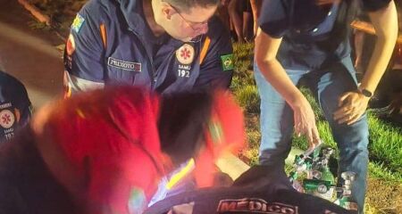 Equipes do Corpo de Bombeiros e do Samu est&atilde;o no local prestando socorro