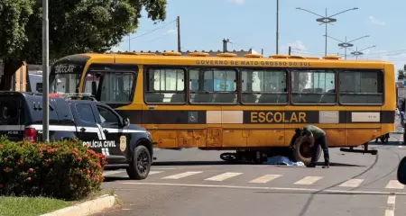 Corpo da v&iacute;tima chegou a fica preso embaixo de rodas do ve&iacute;culo