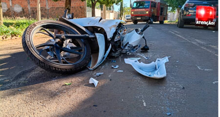 O condutor da motocicleta sofreu escoria&ccedil;&otilde;es nos p&eacute;s e queimadura na perna