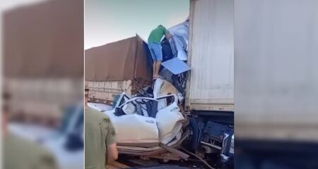 Casal morreu prensado entre caminh&otilde;es