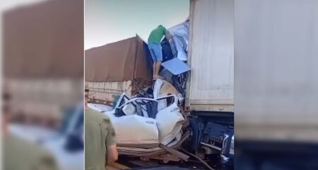 Casal morreu prensado entre caminh&otilde;es  