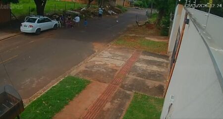 V&iacute;deo mostra o autor recolhendo as cadeiras da cal&ccedil;ada e fugindo em um carro branco