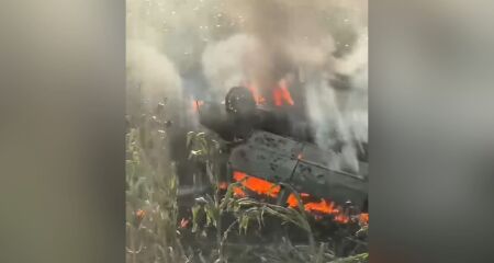 Carro foi totalmente consumido 