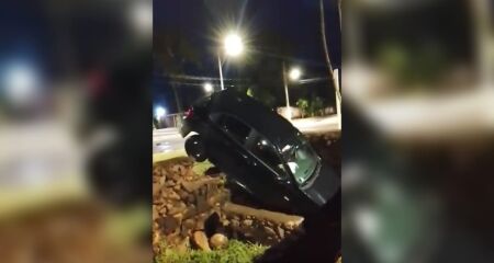 Carro foi abandonado em valeta 