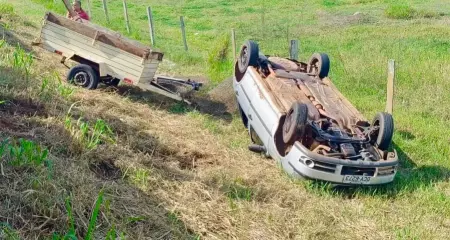 Carro com carretinha sai da pista e capota na MS-395 em Bataguassu