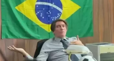 A coluna procurou o departamento jur&iacute;dico da GoUp, produtora respons&aacute;vel por Dark Horse, mas n&atilde;o teve retorno