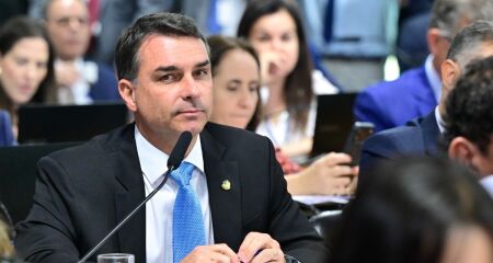 Visita de Fl&aacute;vio Bolsonaro a Daniel Vorcaro ocorreu na resid&ecirc;ncia do banqueiro no fim de 2025, logo ap&oacute;s o dono do Master deixar a pris&atilde;o
