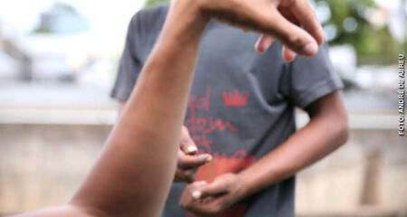 Os policiais constataram que um dos adolescentes estava com a camiseta rasgada