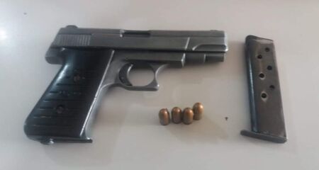 O homem n&atilde;o portava documenta&ccedil;&atilde;o do armamento e foi detido por porte ilegal de arma