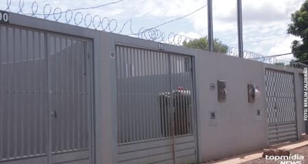 A jovem estava respons&aacute;vel por duas crian&ccedil;as e passou a madrugada tentando sair por n&atilde;o achar as chaves 