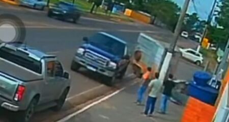 Reboque atravessou a avenida e bateu em poste
