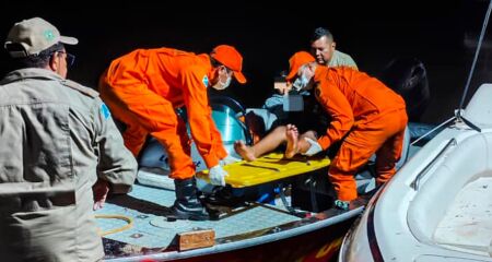 Ap&oacute;s o atendimento inicial, a crian&ccedil;a foi transportada por embarca&ccedil;&atilde;o at&eacute; um porto particular, no bairro Universit&aacute;rio, em Corumb&aacute;