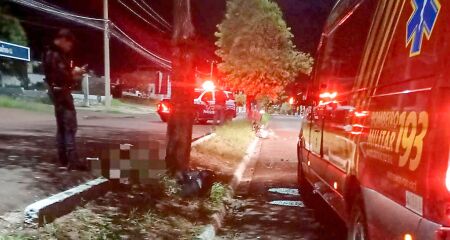 O condutor tamb&eacute;m acabou colidindo violentamente contra uma &aacute;rvore