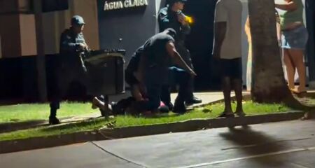 Em meio ao tumulto, um dos policiais precisou sacar uma arma de choque para afastar as pessoas que se envolveram na confus&atilde;o