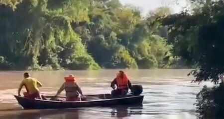 Resgate do corpo ser&aacute; feito apenas quando o caminh&atilde;o for retirado do rio