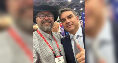 Deputado federal por Mato Grosso do Sul, Pollon saiu em defesa do candidato &agrave; presid&ecirc;ncia ap&oacute;s vazamento de envolvimento de Fl&aacute;vio com Vorcaro