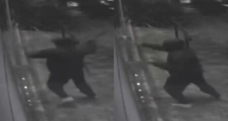 Imagens registraram os golpes desferidos contra o estabelecimento comercial; investiga&ccedil;&atilde;o est&aacute; em andamento