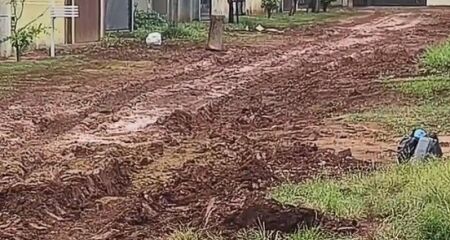 A Rua Itaruma fica intransit&aacute;vel por conta da chuva, deixando moradores 'ilhados'