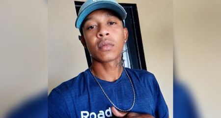 O jovem estava deitado pr&oacute;ximo a roda do caminh&atilde;o quando foi atropelado