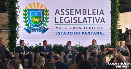 Durante o evento, tamb&eacute;m foi realizado o lan&ccedil;amento do livro 'Assembleia Legislativa de Mato Grosso do Sul  Estado do Pantanal  45 anos'