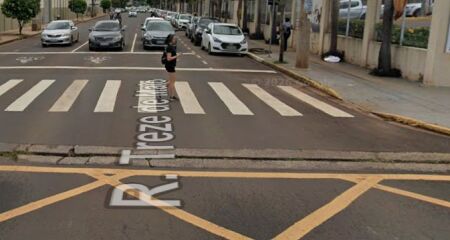 Ela estava atravessando a Rua 13 de Maio quando foi atingida por uma motocicleta 
