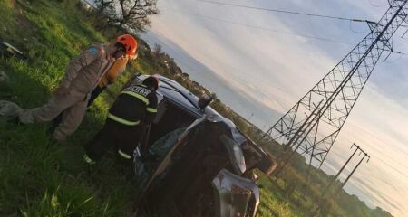 O ve&iacute;culo parou com as rodas para cima