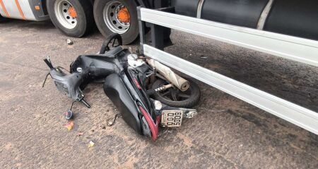 Condutor da carreta realizava o retorno na avenida quando foi atingido pela moto