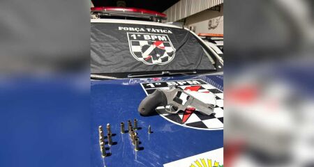 Ele estava dormindo ao lado da arma quando foi encontrado pela Pol&iacute;cia Militar 