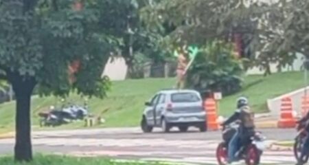 Nas imagens registradas na via, ela empunha o s&iacute;mbolo nacional e aponta para o pr&eacute;dio do Ex&eacute;rcito