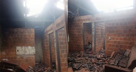 Moradores da regi&atilde;o ajudaram no combate ao fogo com o aux&iacute;lio de um caminh&atilde;o-pipa de uma usina