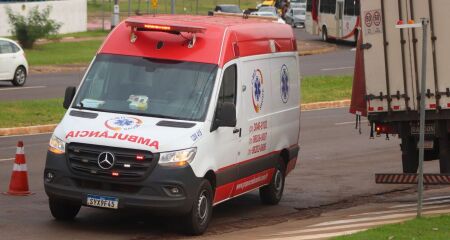 Motorista bate na traseira de carreta parada na Gury Marques 
