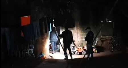 A m&atilde;e do menor assustou com os barulhos e, ao sair, encontrou o filho ca&iacute;do em um dos quartos, j&aacute; sem sinais vitais