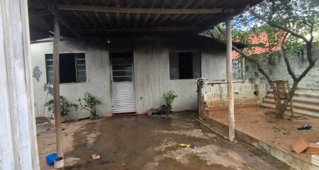 Chamas se conscentraram no interior da casa