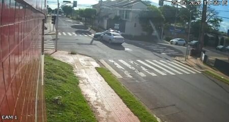 Conforme imagens, motorista de Corolla avan&ccedil;ou em alta velocidade pelo sinal amarelo