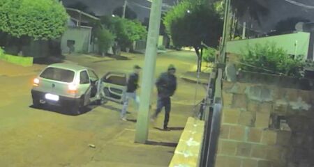 O atirador teria dito que era da pol&iacute;cia antes de realizar os disparos contra a casa 