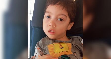 O menino de quatro anos necessita da f&oacute;rmula por n&atilde;o conseguir realizar a alimenta&ccedil;&atilde;o adequada devido ao seu estado de sa&uacute;de 