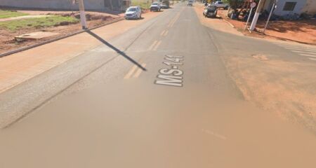 O motociclista foi encontrado ca&iacute;do no ch&atilde;o com suspeita de TCE