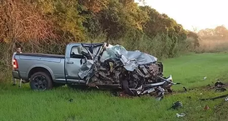 Carro ficou com a parte frontal completamente destru&iacute;da