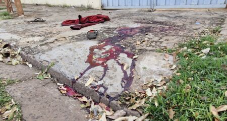 Um rastro de sangue se estendia na rua at&eacute; o local onde o corpo foi encontrado