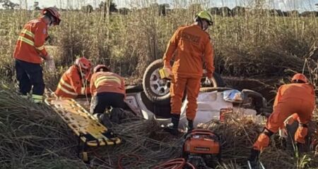 Ve&iacute;culo era ocupado por moradores de uma fazenda em Figueir&atilde;o 