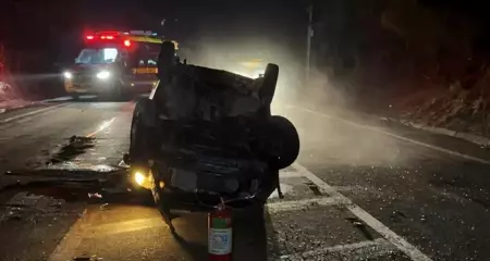 O ve&iacute;culo ficou tombado sobre a pista, provocando a interdi&ccedil;&atilde;o tempor&aacute;ria do trecho