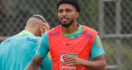 Meio-campo &eacute; testado na lateral direita