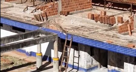 Os trabalhos no local foram paralisados oficialmente no dia 3 de julho; obra se arrasta durante 13 anos já
