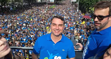 Fl&aacute;vio Bolsonaro participa de marcha em S&atilde;o Paulo ao lado de autoridades como Tarc&iacute;sio de Freitas, Andr&eacute; Mendon&ccedil;a e Jorge Messias