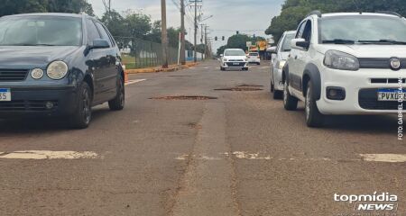 Outro problema &eacute; o risco de acidentes na Presidente Vargas quando motoristas desviam de buracos e invadem contram&atilde;o&nbsp;