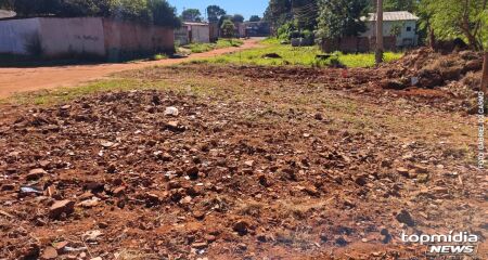 Moradores se utilizam de entulhos para tentar evitar que casas sejam invadidas pela enxurrada&nbsp;