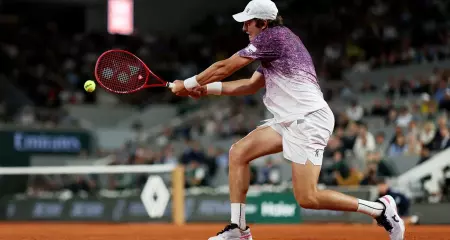 Jo&atilde;o Fonseca perdeu para Mensik por 3 sets a 0. Na semifinal o tcheco enfrenta Zverev, a partida ser&aacute; nesta sexta-feira (5)