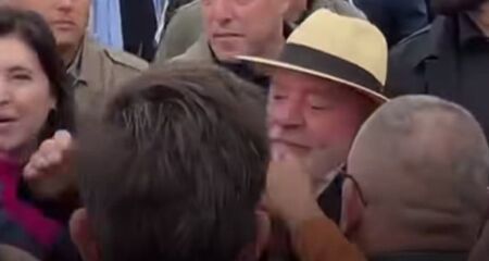 Lula &eacute; abra&ccedil;ado por pequeno grupo em Tr&ecirc;s Lagoas