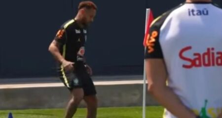 Camisa 10 participou do aquecimento com o grupo, fez atividade com bola e entrou em roda de bobinho no CT dos EUA