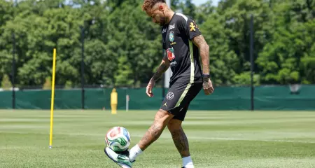 O craque treinou com bola nesta terça-feira (16), mas segue em recuperação da lesão na panturrilha